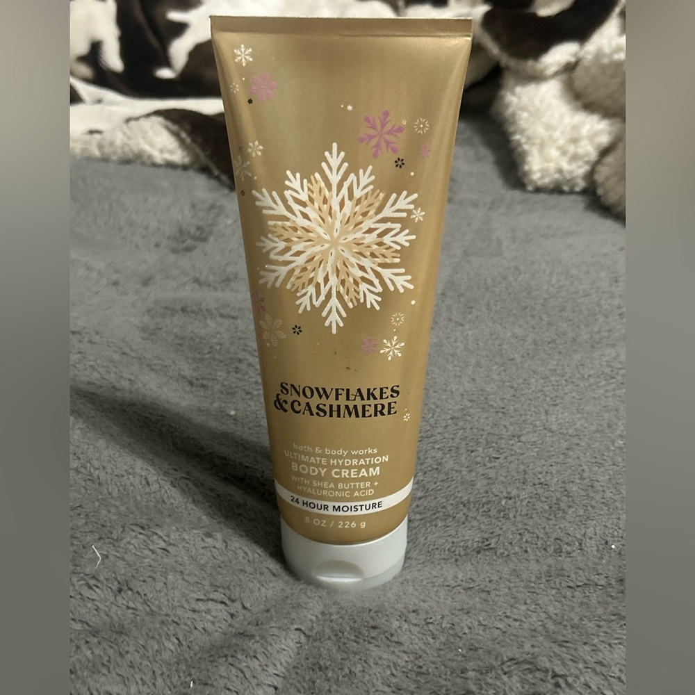 Bath and body works snowflake and cashmere lotion